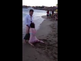 Mamando en una playa de brasil delante de todos