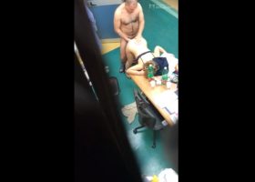El director singando con la maestra a escondida