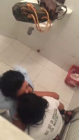Camara oculta amigas lesbianas pilladas en el baño