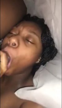 Negra maniática chupando verga