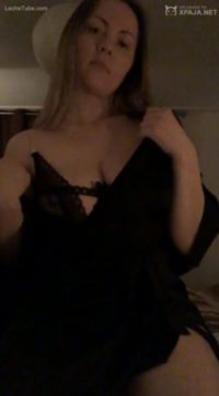 Madura entretenida masturbándose vídeo xxx