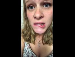 Rubia jovencita masturbandose video del tubo porno