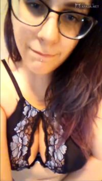 Gemidora masturbándose dándole uso a su dildo