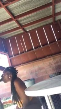 Ebony Teen mamando una verga mientras sus padres están fuera