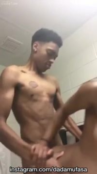 Follando a cuatro patas en el baño de la escuela - RAWDOGGIN THOT