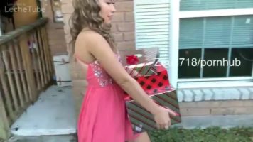 Hermosa Hijastra Tiene Su Primer Comida De Panucha En Navidad sexo familiar