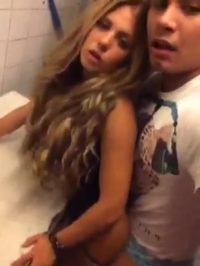 Puta de 20 años follada en el baño del club