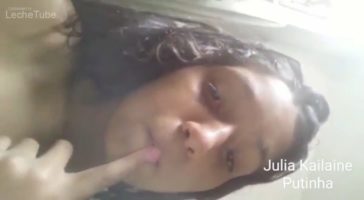 Julia Kailane caiu na net se masturbando no chuveiro