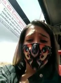 Chorreando jugo de coño por todo el autobús público