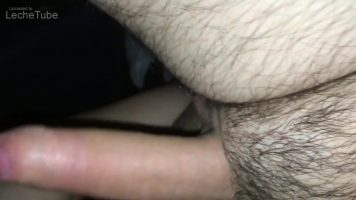 Mi mejor amiga me coge en un auto pt.2