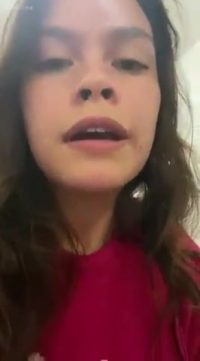 Española adolescente se masturba en pleno temblor