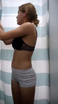 Mamasita joven espiandola en el vestidor video hot