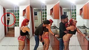 Pelirroja es espiada por un desconocido mientras es follada