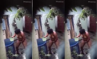 Brechando a mi vecina tetona bañandose en el patio