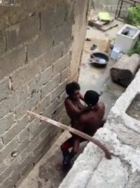 Brechando A Los Vecinos singando en un callejon video porno