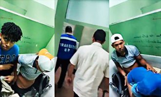 Dos Maricas Son Atrapados en un baño publico singando