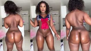 Diosa de Ebano bailando mostrando sus grandes nalgas