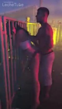 En plena fiesta parejas follando