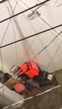 Pillada mamandoselo al delivery en el mismo callejon de la casa