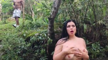 Lugareño desconocido se folla a Antonella en el rio video porno