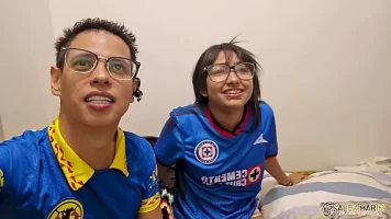 Adorable pequeña latina con gafas y camiseta es follada