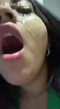 Con la cara llena de leche y no deja de follar