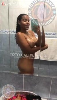 Nayelin medina en la ducha desnuda con su toto caliente