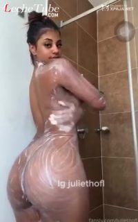 Juliethofl se da un baño al dusnudo
