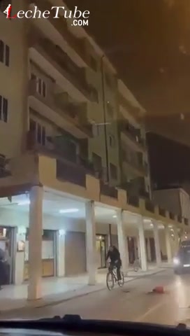 Cornuto rientra prima in casa lamante scappa dal balcone