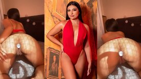 Bia Martins pelada de quatro exibindo a bucetinha e o cuzinho com plug anal