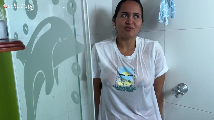 POV Descubro a Mi Madrastra Masturbándose En La Ducha
