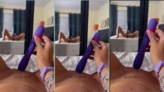 Lessa Silva, pervertida con su vibrador morado dandose placer